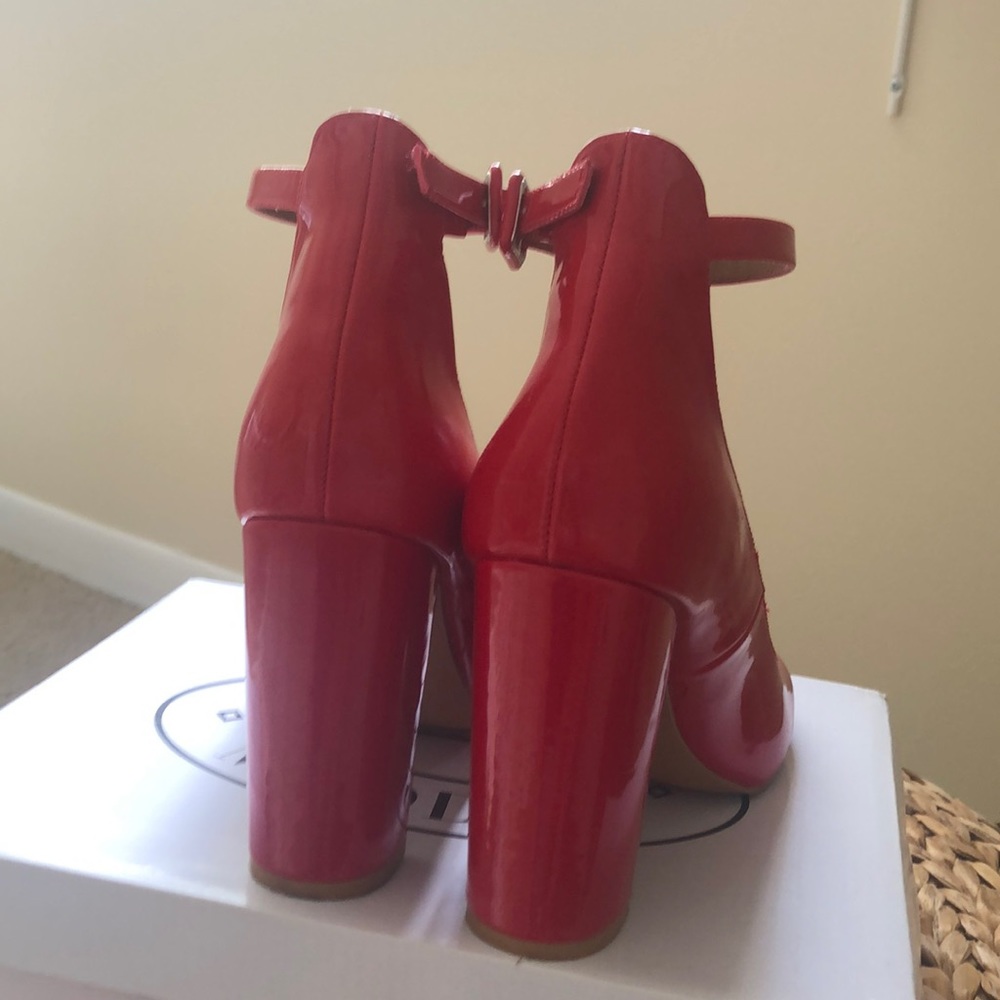 STEVE MADDEN RED SHOES 👠 - Picture 6 of 9